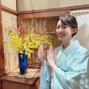 Yôko Moriguchi Instagram - .
.
恒例の本日のお花🌸
今夜も こてまり でお待ちしています♡
.
@aibou_official 
#相棒season22
#こてまり
#着物
@kimonosuzunoya