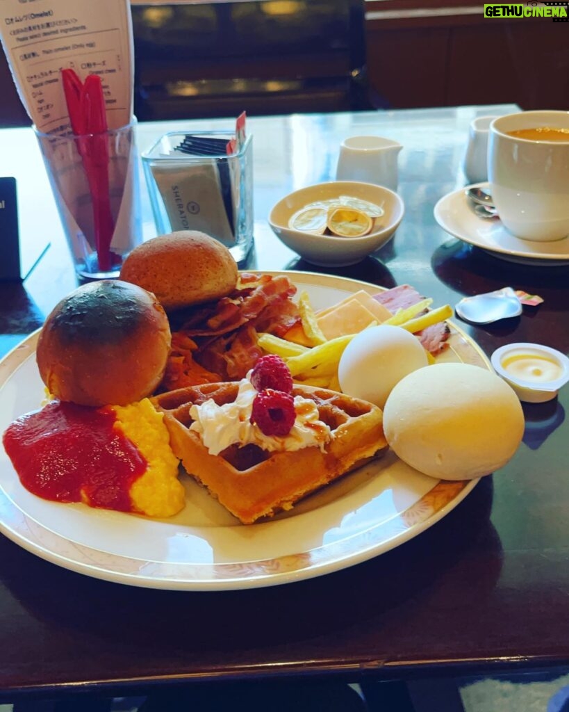 Yoko Maki Instagram - 朝が頗る苦手な真木よう子が半分寝ながら朝食バイキングにいくとどうなるかの結果が此方です。