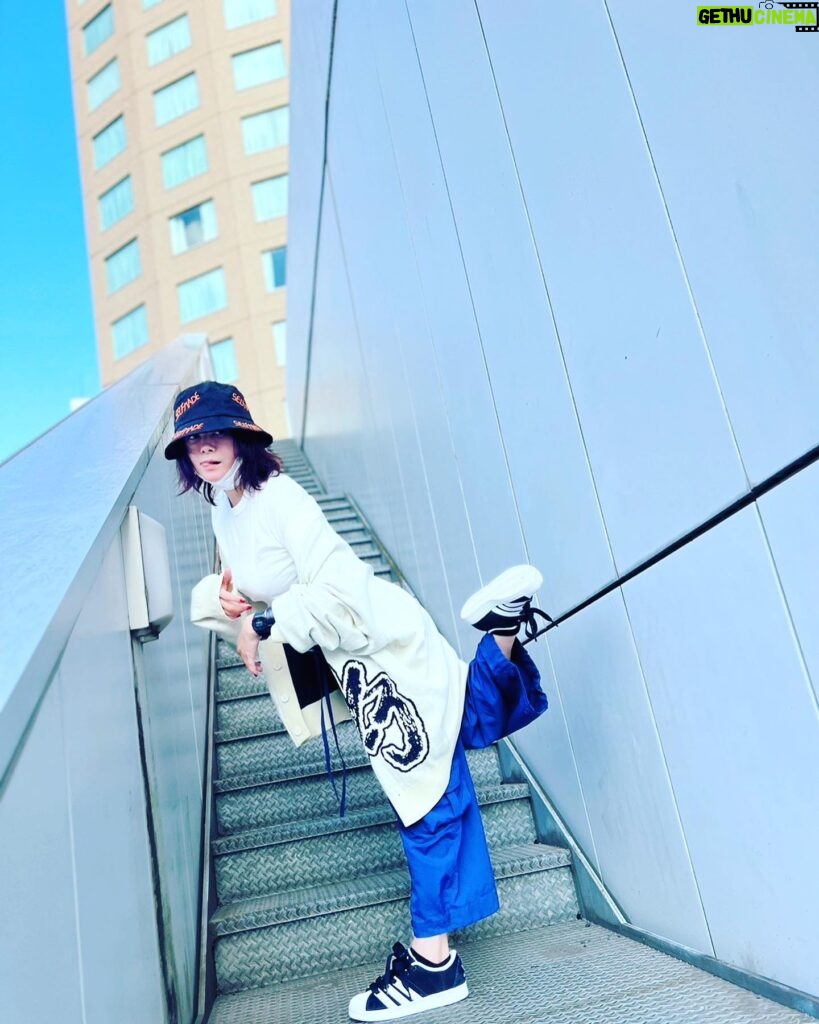 Yoko Maki Instagram - 中卒の頭をフル回転させたら 私の足や手は5,6本くらい生えて来そうよ　I know I'm crazy about job #ブルーロック　#2枚目バチラくんの真似　#ブラボーもすこし待って