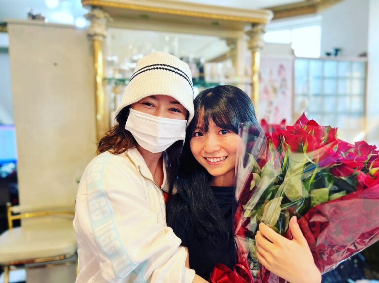 Yoko Maki Instagram - 可愛いうちの子の成人式のフォトシュート日 20本のバラ🌹あげた 私半分寝てる。りんちゃん本当可愛い😍