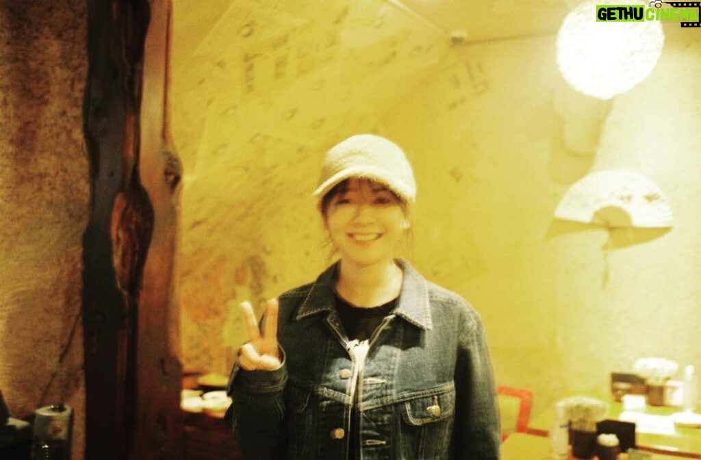 Yoko Maki Instagram - BRUTUS 発売中です その時、マユが撮ってくれた写真 奇跡的に己のみブレる私😂 #隠しきれない昭和感 #何そのピース