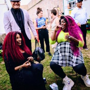 Yola Instagram - #throwbackthursday to the time I was laughing and clownin with @chakaikhan and speaking German, cause you know, that’s what you expected right?! #chakaisaqueen 😁👌🏿👑💜✨📸 @vnina