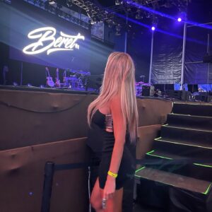 Yola Berrocal Instagram - #Yolista ¿Cuál es tu canción favorita de #Beret?  Exitazo de concierto en #starlitemarbella 🎤🎼🎸 #telecinco #marbella  #yolaberrocal