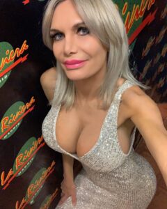 Yola Berrocal Instagram - ¡ #Yolista comienza cada día hablando con DIOS, cuando despiertes, estará esperando oír tu voz! ¡ Bendiciones #Yolistas ! 🙏 💜 Agradecimiento por el vestido a mi bellísima prima @pradocondado y peluquería a @carchepeluqueros #carchepozuelo 💜💜 Yolista tarts every day talking to GOD, when you wake up, he will be waiting to hear your voice! Blessings 💜 #Yolista inizia ogni giorno a parlare con DIO, quando ti svegli, aspetterà di sentire la tua voce! Benedizioni 🙏 💜 #yolaberrocal #SiempreShei 💜 #enformaconyola #yolita #yolamolamil🔝