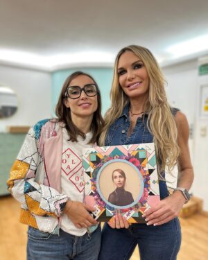 Yola Berrocal Instagram - Yola Mola 1000, de eso no había duda, pero madre mía, lo vuestro es fuerte.  Estáis comprando a topor este disco que ha cumplido ya 8 añitos y que por fin tiene su vinilo en el que hemos replicado el diseño de aquel CD tan majo con todas sus portadas y una extra con la María Zahara de casi 40.

Ya sabéis que podéis reservarlo en vuestra tienda favorita y el próximo 1 de diciembre estará ya en todas partes ✨