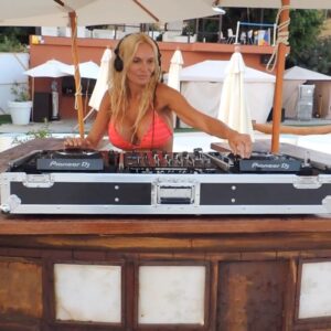 Yola Berrocal Instagram - #Yolista ¿Cuál sería tu lugar favorito para escuchar una sesión mía de DJ? . . .  #DJYolaBerrocal #DJYola #YolaBerrocal #EnFormaConYola #Supervivientes2020 #Telecinco #loestamosconsiguiendo #Encasaconsalvame #Cuatro #DJ #Afrojak