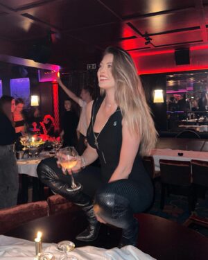 Yoly Desmis Instagram - 𝐂𝐞𝐭𝐭𝐞 𝐦𝐚𝐧𝐢𝐞 𝐝𝐞 𝐭𝐨𝐮𝐣𝐨𝐮𝐫𝐬 𝐦𝐨𝐧𝐭𝐞𝐫 𝐬𝐮𝐫 𝐥𝐞𝐬 𝐭𝐚𝐛𝐥𝐞𝐬 🤷🏼‍♀️
𝐒𝐨𝐫𝐫𝐲 𝐧𝐨𝐭 𝐬𝐨𝐫𝐫𝐲 😉
-
-
-
-
-
-
#lamangeoire #lamangeoirecourchevel #yoly #courchevel