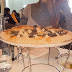 Yoly Desmis Instagram - 🍕🍸
-
-
-
-
-
-
#courchevel #tremplin #expressomartini #bagatelle #bagatellecourchevel