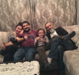 Yonca Şahinbaş Instagram - 🎄Biz Yonca, Oğulcan, Alideniz ve Koray mutlu, huzurlu, sağlıklı yıllar dileriz. 🎄