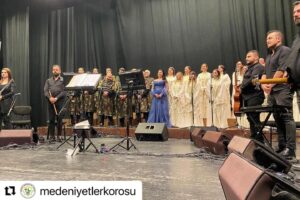 Yonca Şahinbaş Instagram - #Repost @medeniyetlerkorosu with @make_repost
・・・
Biz O’nu çok sevdik.Aynı sahnede birlikte şarkılar söylemeyi de çok sevdik.Gördük ki Adanalılar da çok seviyormuş😊. Yüreği güzel, sesi güzel insan Yonca Şahinbaş’a çok teşekkür ediyoruz. @yilmazozfirat @yoncasahinbas #medeniyetlerkorosu #yoncasahinbas #adana #konser #kalpyarası #hatay #antakya #cukurovakultursanat #adanabüyükşehirbelediyesi #koro