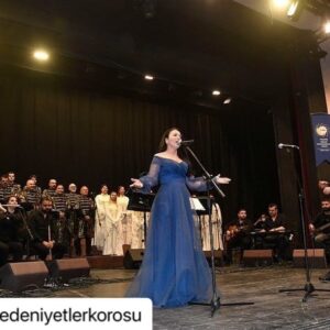 Yonca Şahinbaş Instagram - #Repost @medeniyetlerkorosu with @make_repost
・・・
Biz O’nu çok sevdik.Aynı sahnede birlikte şarkılar söylemeyi de çok sevdik.Gördük ki Adanalılar da çok seviyormuş😊. Yüreği güzel, sesi güzel insan Yonca Şahinbaş’a çok teşekkür ediyoruz. @yilmazozfirat @yoncasahinbas #medeniyetlerkorosu #yoncasahinbas #adana #konser #kalpyarası #hatay #antakya #cukurovakultursanat #adanabüyükşehirbelediyesi #koro