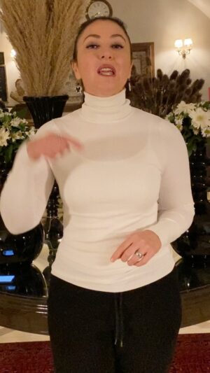 Yonca Şahinbaş Instagram - 3 Aralık Dünya Engelliler Farkındalık gününde hepimizin birer engelli adayı olduğu gerçeğinin farkında olan bireyler olarak engellilerin, üreten sosyal hayatın bütün alanlarında aktif biçimde yer alabilen bağımsız bireyler olabilmeleri adına her alanda gereken duyarlılığın artmasını sağlamak için elimizden geleni yapmalıyız. 
#3aralıkdünyaengellilerfarkındalıkgünü 
#3aralıkdünyaengellilergünü 
#engelsizyaşam 
#dünyaengellilergünü