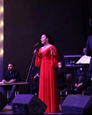 Yonca Şahinbaş Instagram - Bu geceki @medeniyetlerkorosu konserinin bir parçası olmaktan duyduğum gururu ve mutluluğu anlatmak gerçekten çok zor. Bu gece için sevgili @yilmazozfirat’a, o şahane orkestraya ve korodaki tüm dostlarıma sevgi ve saygılarımı sunarım.
