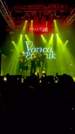 Yonca Evcimik Instagram - Dün akşam Muğla konserimiz 🍀 Öyle güzel bir akşamdı ki tadı damağımda kaldı ❤️ Yeniden görüşmek üzeree 🍀 @hollystone.mugla @mehmet.usluu