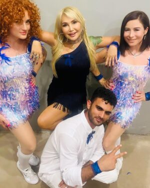 Yonca Evcimik Instagram - Kıbrıs’da dün akşam çok güzel bir konser gerçekleştirdik. Bunlar da kulis halleri 🍀 Tekrar görüşmek üzere #Kıbrıs ❤️🍀
