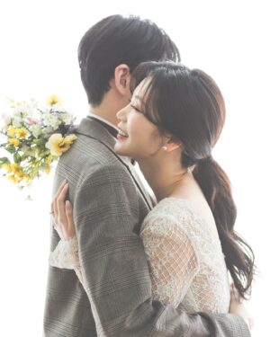 Yoo Na-gyeol Instagram - 안녕하세요 헬로비너스 여름, 배우 유나결 입니다 요즘 날씨가 많이 풀렸네요 여러분 모두 따뜻한 나날을 보내고 계시나요?

다름이 아니라 저를 항상 응원해 주시고 사랑해 주시는 여러분들께 전하고 싶은 소식이 있어 이렇게 글을 적어봅니다

제가 힘들 때 힘이 되어주고 슬플 때 같이 울어주며 앞으로의 인생에서 행복만 남았다 말해주는 이 사람과 한 평생을 함께 하고자 오는 5월 결혼식을 올리려 합니다 

여러분의 응원과 축복 속에서 행복하게 살겠습니다 항상 응원해 주시며 사랑해 주셔서 감사합니다!! 이 마음 잊지 않고 더욱더 노력해 행복하고 좋은 모습 보여드리는 유나결이 되겠습니다 감사합니다❤