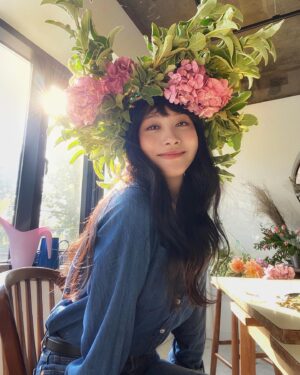 Yoo In-young Instagram - _
.
.
꽃의 좋은 기운을 담아..🌸