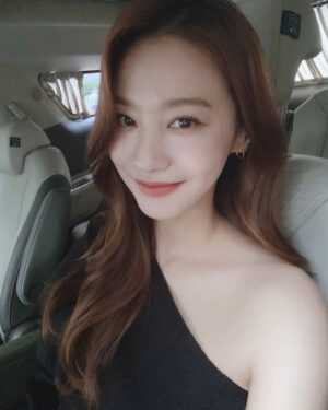 Yoo In-young Instagram - _
.
.
새로운 사람들과의 만남은
항상 떨리드라..🫣
.
#기대해