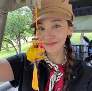 Yoo In-young Instagram - _
.
.
나 미쳤네….😦
온 우주의 기운이 나에게로
.
#홀인원
#축하해주세요🎉
#귀여운볼주머니
#좋은기운받아가세요