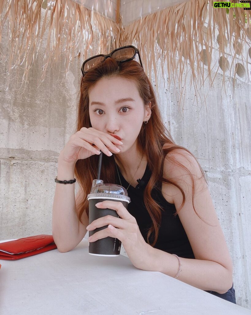 Yoo In-young Instagram - _ . . 더..더워..🥵
