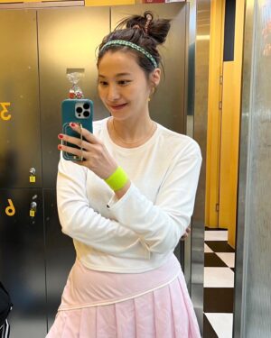 Yoo In-young Instagram - _
.
.
집에 있으면 뭐해: 🎾
.
#근육통엔운동