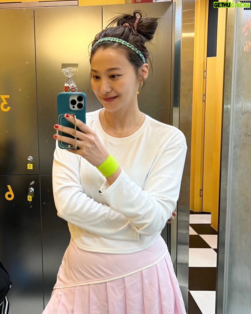 Yoo In-young Instagram - _ . . 집에 있으면 뭐해: 🎾 . #근육통엔운동