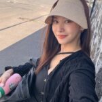 Yoo In-young Instagram - _ . . 까매져도 괜찮아👩🏽 . #원없이걸었다_👣