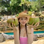 Yoo In-young Instagram - _ . 코코사랑🥥 . 일일 2코코넛은 먹어줘야지!! . 내핑크수영복은어때? 나 사실 마이 어색해…🫣
