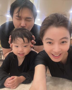 Yoon Soy Instagram - 오랜만에 수영장에서 가족사진을 찍었어요..늘 아이사진만 가득해서ㅋㅋ
몇달전에 물에 잠시빠졌었는데..이제 물이 무섭다며 안들어가겠다고 하네요..ㅠㅠ 제가 물을 싫어하면서 자라서..그렇게 안됐음하는데 ㅠㅠ
물에 억지로 넣을수도 없고 계속 안들어가려 하는데 어찌 좋은방법이 있을까요? ㅠㅠ 음하하..날마다 할일이 새롭도다!! 
#29개월아기#가족사진#수영#수영장