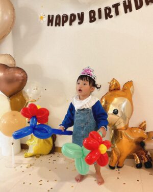Yoon Soy Instagram - 하루하루 아이를 키우다보니..어느새 두돌이 되었어요~^^무럭무럭 건강하게 잘 자라주는 딸아이..
무한한 감동과 감사의 하루였어요~^^
하루하루가 모여서 즐겁고 행복한 나날이 되시길~바래봅니다~^^
#24개월아기#두돌#생일#딸아이#생일파티#일상