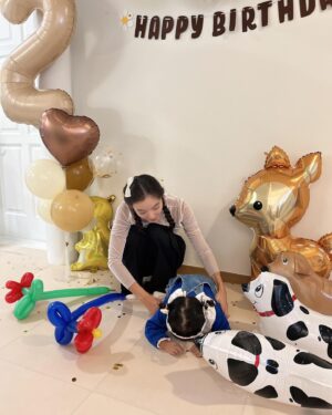 Yoon Soy Instagram - 하루하루 아이를 키우다보니..어느새 두돌이 되었어요~^^무럭무럭 건강하게 잘 자라주는 딸아이..
무한한 감동과 감사의 하루였어요~^^
하루하루가 모여서 즐겁고 행복한 나날이 되시길~바래봅니다~^^
#24개월아기#두돌#생일#딸아이#생일파티#일상