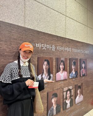 Yoon Soy Instagram - 바닷마을 다이어리~
혜진언니의 무대연기 정말 너무 매력적이에요~
따뜻한 공연 정말 잘봤습니다^^
유선언니랑 데이트 ㅋㅋ 
#바닷마을다이어리#한혜진#예술의전당#연극#공연#문화생활