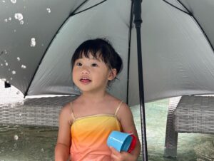 Yoon Soy Instagram - 메리크리스마스~
사랑하는 사람들과 즐거운 성탄절 보내셨나요?
일정이 있어서 와보니..
태어나서 처음으로 따뜻한 나라에서 크리스마스를 보냅니다..
기분이 묘하네요~
연말 마무리!! 항상 웃음 가득한 나날 보내시길~바래용~~^^
#크리스마스#성탄절#merrychristmas🎄