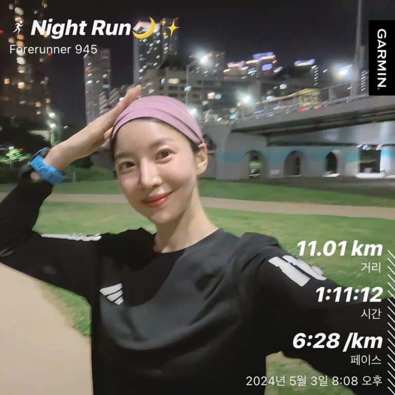 Yoon Se-a Instagram - 나홀로 지속주 #11km 으하하! 10km 이상 혼자 뛰어보다니…!! 낯설음, 어두움을 세상에서 제일 무서워하는 겁쟁이가 새로운 땅을 밟아 보았습니다…🐾 아 찔 해 라!! 나를 다시 출발선에 놓아주는 #UNKNOWNCREW #🫡 #행복하세아🍀 **왜 발이 아니고 손이 떨리지요오..😮