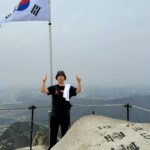 Yoon Se-a Instagram - #북한산 #백운대 와아…북한산 진짜 와아….!! 등산스틱 없인…우와아아…북한산…🤣 **첫 스틱 사용, 두번 미끄러짐의 교훈! 스틱고리를 팔목에 끼워두면 넘어질 때, 팔을 묶어두는 꼴! 미끄러질 때 바닥을 짚을 수 없어 크게 다칠 수 있습니다. 등산스틱은 어두운 색으로 구입하세요. 예쁜 라벤더 색상으로 벌써 🐝들이 모여듭니다. 하하하.😅 산길에 흘려져 있던 쓰레기를 집어드는 훌륭한 청년 승범군과 함께…세시간 반 남짓 산행 후 #백곰집 #수육 으로 피로를 풀어내며 오늘 하루도 잘 살았습니다. #행복하세아🍀 #산이좋다