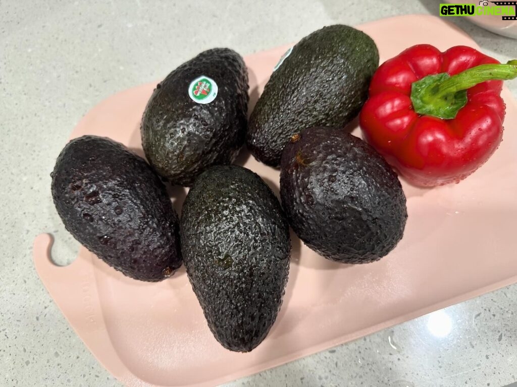 Yoon Se-a Instagram - #아보카도🥑 무르익어… #과카몰리 왕창 만들어놓고… 썰어놓은 #양파 김치 참치 달달 볶아 #김치볶음밥🍳 #투달걀 저염소식을 해보려 했는데…🤤 입닫자…!!🤐 묵은지 탈탈 털어 허전한 아침!😋 맛있다! #세아의아침 #행복하세아🍀