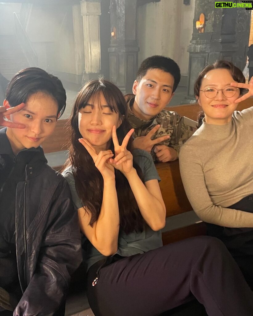 Yoon Seo-ah Instagram - 사실 영지는 이렇게 밝고 사람을 좋아해요 #종말의바보 #netflix