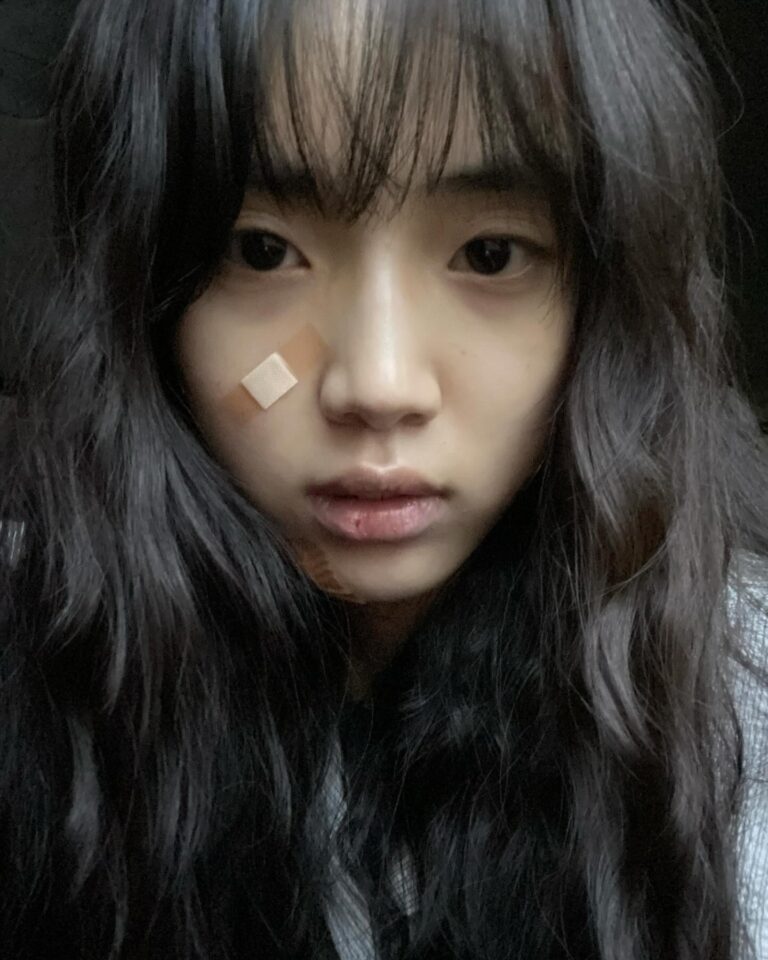 Yoon Seo-ah Instagram - 채영지 #종말의바보 #netflix