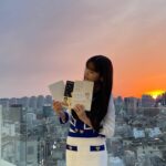 Yoon So-hee Instagram - 책 모아서 자랑하려 사진찍다가 위층 발코니의 귀여운 우리 연출부 스텝분들을 발견했는데 사진이 잘 찍혔다😁 노을이 예뻤던 저녁 촬영 #이적의단어들 #만일물리학으로세상을볼수있다면 #하늘과바람과별과인간 #책추천 ♡