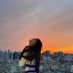 Yoon So-hee Instagram - 책 모아서 자랑하려 사진찍다가 위층 발코니의 귀여운 우리 연출부 스텝분들을 발견했는데 사진이 잘 찍혔다😁 노을이 예뻤던 저녁 촬영 #이적의단어들 #만일물리학으로세상을볼수있다면 #하늘과바람과별과인간 #책추천 ♡