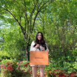 Yoon So-hee Instagram - 선물 감사합니다🧡 @sulwhasoo.official 근데 진짜 저날 촬영이라 #백삼팩 하고 나왔는데 선물 받아서 신기했어요 🫢 . The day I used the product from Sulwhasoo, I got a present from them>< What a day 😆 #설화수 #sulwhasoo