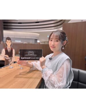 Yoshino Nanjo Instagram - BARTENDER’S BAR HIBIYA
東京ミッドタウン日比谷 アトリウム 
⁡
・・・
⁡
5/30〜6/3までの限定で、アニメバーテンダー作中に登場するカクテルなども楽しめるポップアップバーが開催中です🍸✨
⁡
こちらのオープニングイベントに参加させていただきました！
⁡
作中のシーンや、カクテルのアクスタ（！）なども展示されていて、カクテルはもちろん雰囲気も楽しめるバーとなっていました！
⁡
オープンスペースで、上の階からは中の様子も見られるので、バーに入る勇気がない‥！というバー初心者さんでも入りやすいんじゃないかなと思いました！
⁡
詳しくはアニメバーテンダーの公式サイトなどでチェックしてみてください🥳
⁡
⁡
衣装は美和ちゃんがいつも着ている水色のスーツを意識して水色カラーのワンピースにしてみました〜！
⁡
⁡
・・・
⁡
ヘアメイク 北川恵さん
スタイリスト 前田千佳子さん