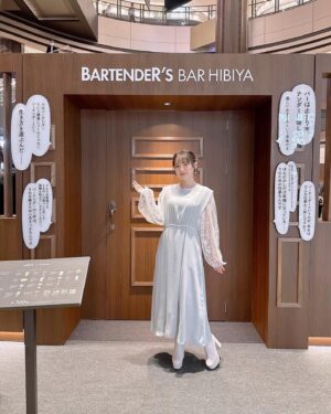 Yoshino Nanjo Instagram - BARTENDER’S BAR HIBIYA
東京ミッドタウン日比谷 アトリウム 
⁡
・・・
⁡
5/30〜6/3までの限定で、アニメバーテンダー作中に登場するカクテルなども楽しめるポップアップバーが開催中です🍸✨
⁡
こちらのオープニングイベントに参加させていただきました！
⁡
作中のシーンや、カクテルのアクスタ（！）なども展示されていて、カクテルはもちろん雰囲気も楽しめるバーとなっていました！
⁡
オープンスペースで、上の階からは中の様子も見られるので、バーに入る勇気がない‥！というバー初心者さんでも入りやすいんじゃないかなと思いました！
⁡
詳しくはアニメバーテンダーの公式サイトなどでチェックしてみてください🥳
⁡
⁡
衣装は美和ちゃんがいつも着ている水色のスーツを意識して水色カラーのワンピースにしてみました〜！
⁡
⁡
・・・
⁡
ヘアメイク 北川恵さん
スタイリスト 前田千佳子さん