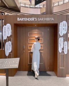 Yoshino Nanjo Instagram - BARTENDER’S BAR HIBIYA 東京ミッドタウン日比谷 アトリウム ⁡ ・・・ ⁡ 5/30〜6/3までの限定で、アニメバーテンダー作中に登場するカクテルなども楽しめるポップアップバーが開催中です🍸✨ ⁡ こちらのオープニングイベントに参加させていただきました！ ⁡ 作中のシーンや、カクテルのアクスタ（！）なども展示されていて、カクテルはもちろん雰囲気も楽しめるバーとなっていました！ ⁡ オープンスペースで、上の階からは中の様子も見られるので、バーに入る勇気がない‥！というバー初心者さんでも入りやすいんじゃないかなと思いました！ ⁡ 詳しくはアニメバーテンダーの公式サイトなどでチェックしてみてください🥳 ⁡ ⁡ 衣装は美和ちゃんがいつも着ている水色のスーツを意識して水色カラーのワンピースにしてみました〜！ ⁡ ⁡ ・・・ ⁡ ヘアメイク 北川恵さん スタイリスト 前田千佳子さん