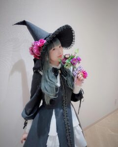 Yoshino Nanjo Instagram - 【ハロウィンナイト2023 仮装カーニバル】 DMMかりゆし水族館 2023/10/21 ⁡ ・・・ ⁡ あたくしは魔女を〜 下野さんが最初神父さんでって連絡もらってたので、白黒の衣装で合わせて前田さんが用意してくれました！ ⁡ 普段かぶる機会ないけど魔女帽はときめくよね！ いろんな魔女帽をかぶりたいのでFCかなんかでもハロウィンはイベントなり撮影なりしたら良いと思いました笑 ⁡ 造花も用意してくれてたので、マイクにくくったり、指輪につけたりしたら可愛いかも〜と提案して、アレンジしてくれました〜！ ⁡ フルウィッグも久々に用意してみました。 よくこれでフルライブしてたなぁ！！！ あつ！おも！ ⁡ メイクも、澤西さんがキラキラつけてくれたりして、可愛く仕上げてくれました🧙‍♀️✨ ⁡ 満足〜🪄 ⁡ ・・・ ⁡ 衣装 前田千佳子さん ヘアメイク @yumikasawanishi