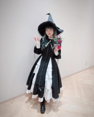 Yoshino Nanjo Instagram - 【ハロウィンナイト2023 仮装カーニバル】
DMMかりゆし水族館
2023/10/21
⁡
・・・
⁡
あたくしは魔女を〜
下野さんが最初神父さんでって連絡もらってたので、白黒の衣装で合わせて前田さんが用意してくれました！
⁡
普段かぶる機会ないけど魔女帽はときめくよね！
いろんな魔女帽をかぶりたいのでFCかなんかでもハロウィンはイベントなり撮影なりしたら良いと思いました笑
⁡
造花も用意してくれてたので、マイクにくくったり、指輪につけたりしたら可愛いかも〜と提案して、アレンジしてくれました〜！
⁡
フルウィッグも久々に用意してみました。
よくこれでフルライブしてたなぁ！！！
あつ！おも！
⁡
メイクも、澤西さんがキラキラつけてくれたりして、可愛く仕上げてくれました🧙‍♀️✨
⁡
満足〜🪄
⁡
・・・
⁡
衣装 前田千佳子さん
ヘアメイク @yumikasawanishi