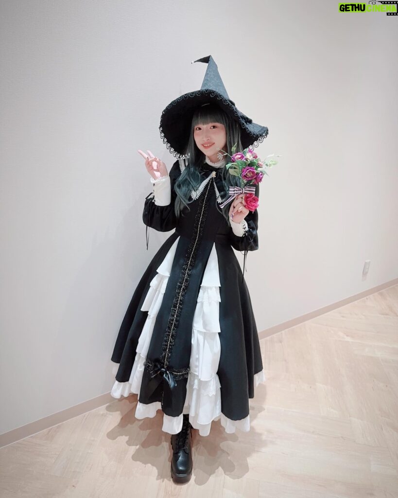 Yoshino Nanjo Instagram - 【ハロウィンナイト2023 仮装カーニバル】 DMMかりゆし水族館 2023/10/21 ⁡ ・・・ ⁡ あたくしは魔女を〜 下野さんが最初神父さんでって連絡もらってたので、白黒の衣装で合わせて前田さんが用意してくれました！ ⁡ 普段かぶる機会ないけど魔女帽はときめくよね！ いろんな魔女帽をかぶりたいのでFCかなんかでもハロウィンはイベントなり撮影なりしたら良いと思いました笑 ⁡ 造花も用意してくれてたので、マイクにくくったり、指輪につけたりしたら可愛いかも〜と提案して、アレンジしてくれました〜！ ⁡ フルウィッグも久々に用意してみました。 よくこれでフルライブしてたなぁ！！！ あつ！おも！ ⁡ メイクも、澤西さんがキラキラつけてくれたりして、可愛く仕上げてくれました🧙‍♀️✨ ⁡ 満足〜🪄 ⁡ ・・・ ⁡ 衣装 前田千佳子さん ヘアメイク @yumikasawanishi