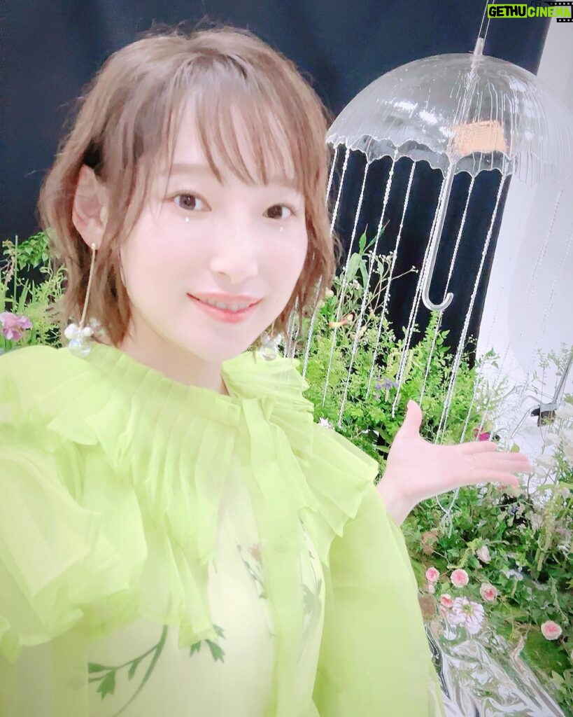 Yoshino Nanjo Instagram - The Fantasic Garden オフショット ジャケ写の音符たちも、CGではなくなんとオリジナルで作ってくださってます〜！ 大きな透明な傘も！ メチャクチャ重たくて、撮影は上から吊り下げて撮っていました〜！ 透明なオブジェクトたちと、お花のコントラストがめちゃくちゃ可愛かった〜〜〜
