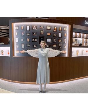 Yoshino Nanjo Instagram - BARTENDER’S BAR HIBIYA
東京ミッドタウン日比谷 アトリウム 
⁡
・・・
⁡
5/30〜6/3までの限定で、アニメバーテンダー作中に登場するカクテルなども楽しめるポップアップバーが開催中です🍸✨
⁡
こちらのオープニングイベントに参加させていただきました！
⁡
作中のシーンや、カクテルのアクスタ（！）なども展示されていて、カクテルはもちろん雰囲気も楽しめるバーとなっていました！
⁡
オープンスペースで、上の階からは中の様子も見られるので、バーに入る勇気がない‥！というバー初心者さんでも入りやすいんじゃないかなと思いました！
⁡
詳しくはアニメバーテンダーの公式サイトなどでチェックしてみてください🥳
⁡
⁡
衣装は美和ちゃんがいつも着ている水色のスーツを意識して水色カラーのワンピースにしてみました〜！
⁡
⁡
・・・
⁡
ヘアメイク 北川恵さん
スタイリスト 前田千佳子さん