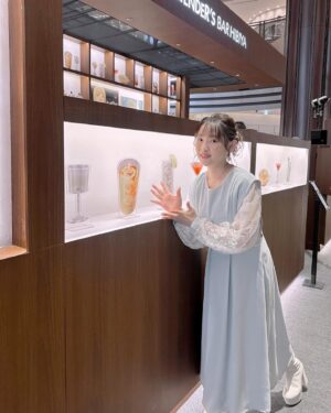 Yoshino Nanjo Instagram - BARTENDER’S BAR HIBIYA
東京ミッドタウン日比谷 アトリウム 
⁡
・・・
⁡
5/30〜6/3までの限定で、アニメバーテンダー作中に登場するカクテルなども楽しめるポップアップバーが開催中です🍸✨
⁡
こちらのオープニングイベントに参加させていただきました！
⁡
作中のシーンや、カクテルのアクスタ（！）なども展示されていて、カクテルはもちろん雰囲気も楽しめるバーとなっていました！
⁡
オープンスペースで、上の階からは中の様子も見られるので、バーに入る勇気がない‥！というバー初心者さんでも入りやすいんじゃないかなと思いました！
⁡
詳しくはアニメバーテンダーの公式サイトなどでチェックしてみてください🥳
⁡
⁡
衣装は美和ちゃんがいつも着ている水色のスーツを意識して水色カラーのワンピースにしてみました〜！
⁡
⁡
・・・
⁡
ヘアメイク 北川恵さん
スタイリスト 前田千佳子さん